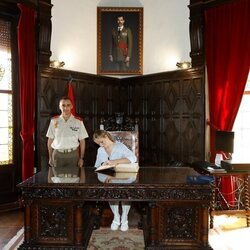 La Princesa Leonor firmando en el libro de honor de la Academia Militar de Zaragoza