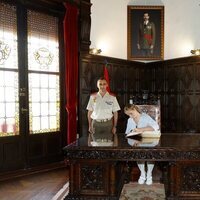 La Princesa Leonor firmando en el libro de honor de la Academia Militar de Zaragoza