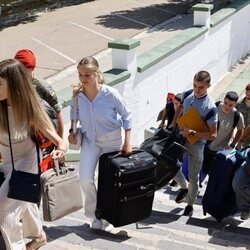 La Princesa Leonor subiendo unas escaleras con su maleta en su ingreso en la Academia Militar de Zaragoza