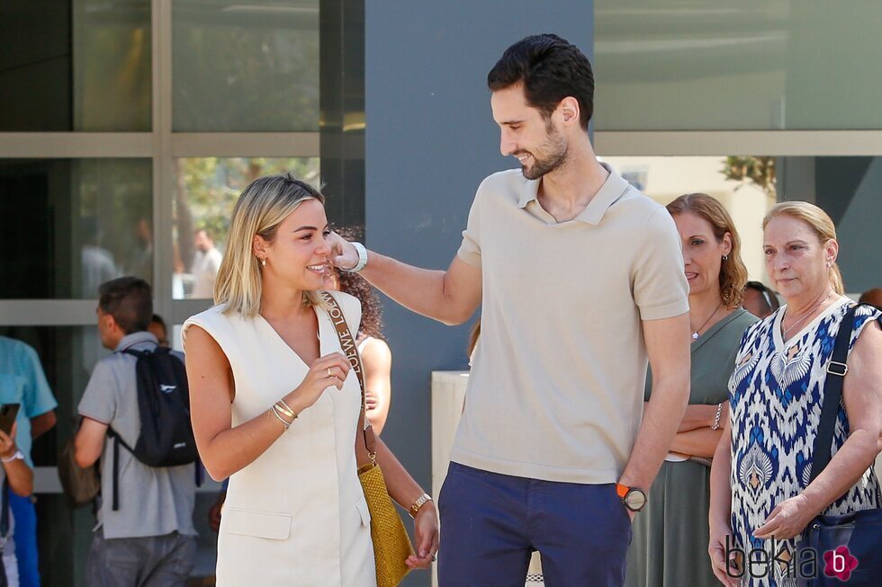 Sergio Rico, cariñoso con su mujer tras recibir el alta hospitalaria