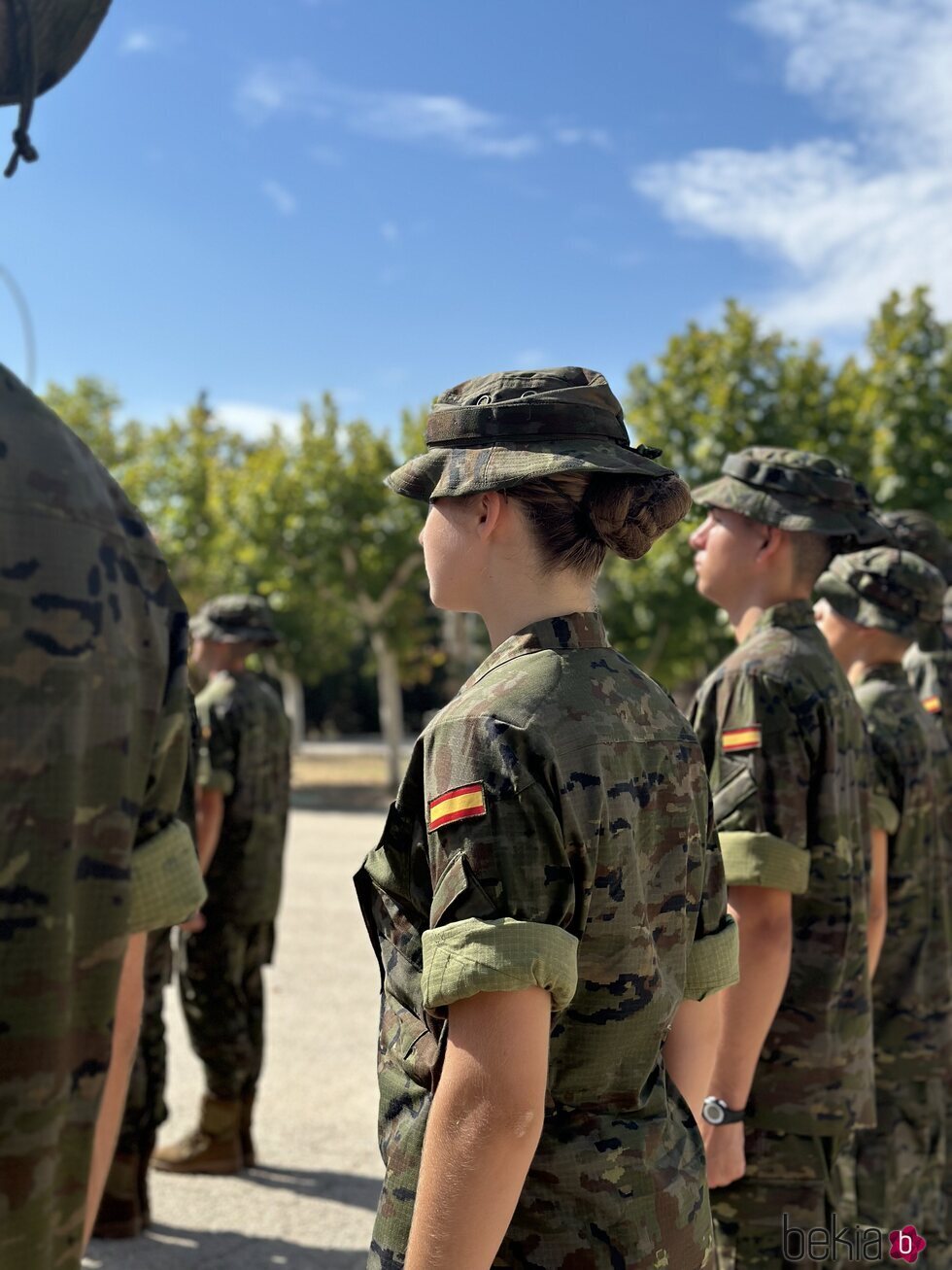 La Princesa en posición en firmes en su primer día en la Academia de Zaragoza