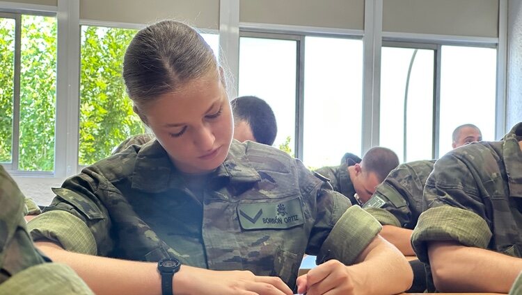 La Princesa Leonor durante una de sus primeras lecciones en la Academia de Zaragoza