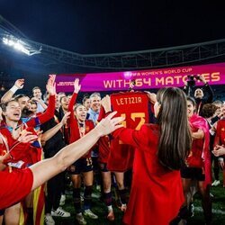 La Reina Letizia con una camiseta con su nombre de la Selección Española de Fútbol Femenino