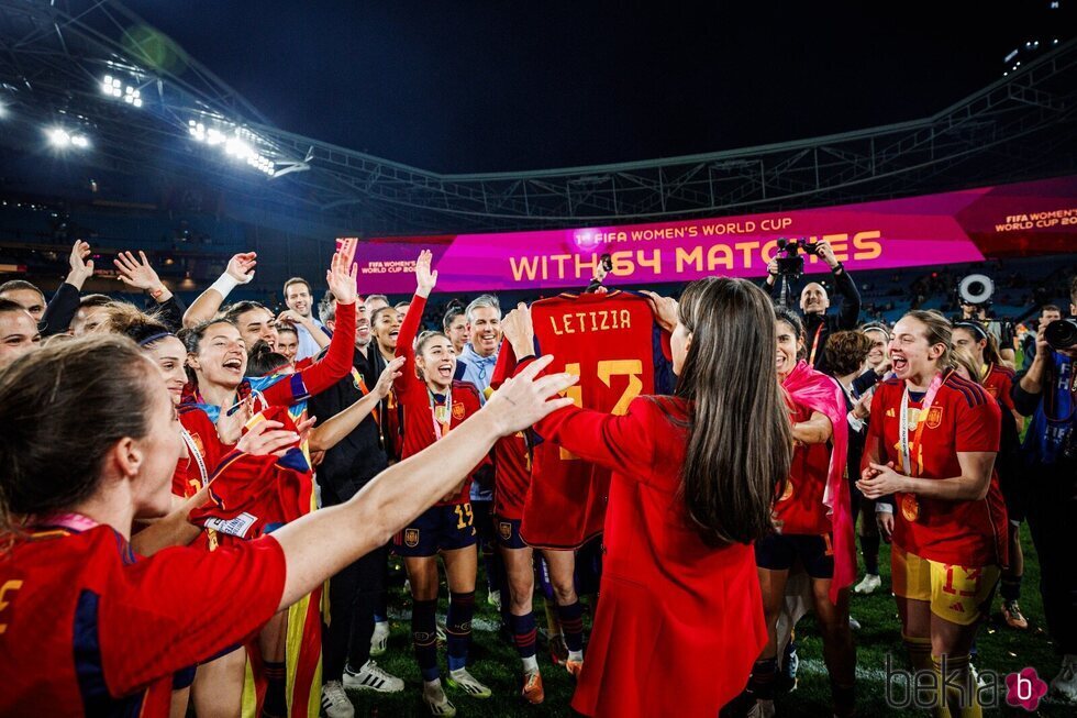 La Reina Letizia con una camiseta con su nombre de la Selección Española de Fútbol Femenino