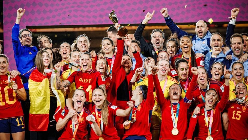 La Reina Letizia y la Infanta Sofía celebrando la victoria del Mundial de Fútbol Femenino