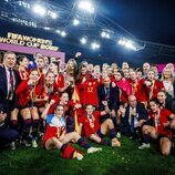 La Infanta Sofía y la Reina Letizia posando con la Selección Española tras ganar el Mundial de Fútbol Femenino 2023