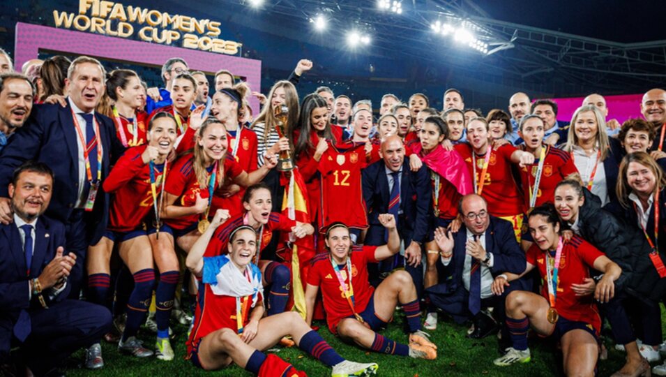 La Infanta Sofía y la Reina Letizia posando con la Selección Española tras ganar el Mundial de Fútbol Femenino 2023