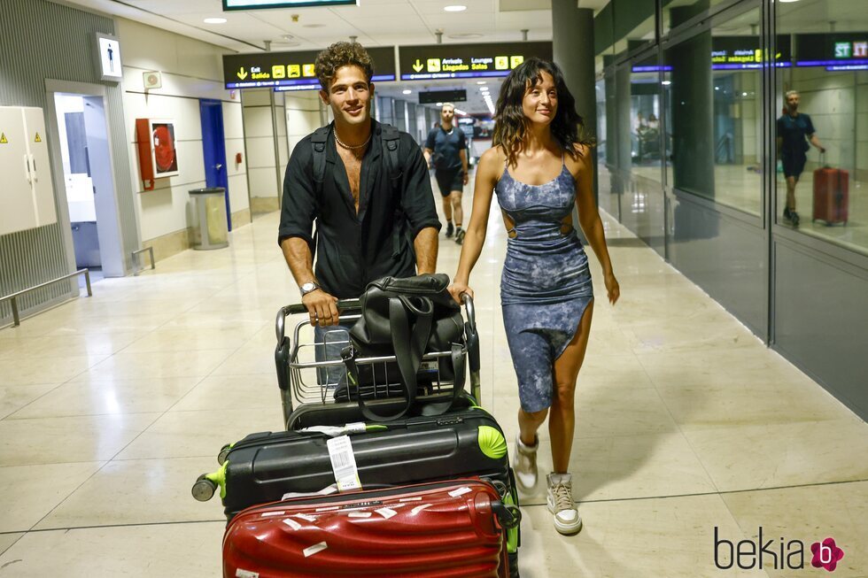 María Pedraza en el aeropuerto con su pareja Jason Fernández