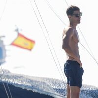 Álex González presume de tipazo en un barco en Ibiza