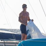 Álex González en bañador con toalla en un barco en Ibiza