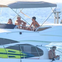 Álex González con dos amigas y Jesús Calleja en alta mar en Ibiza