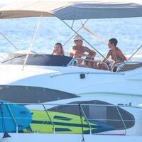 Álex González con dos amigas y Jesús Calleja en alta mar en Ibiza