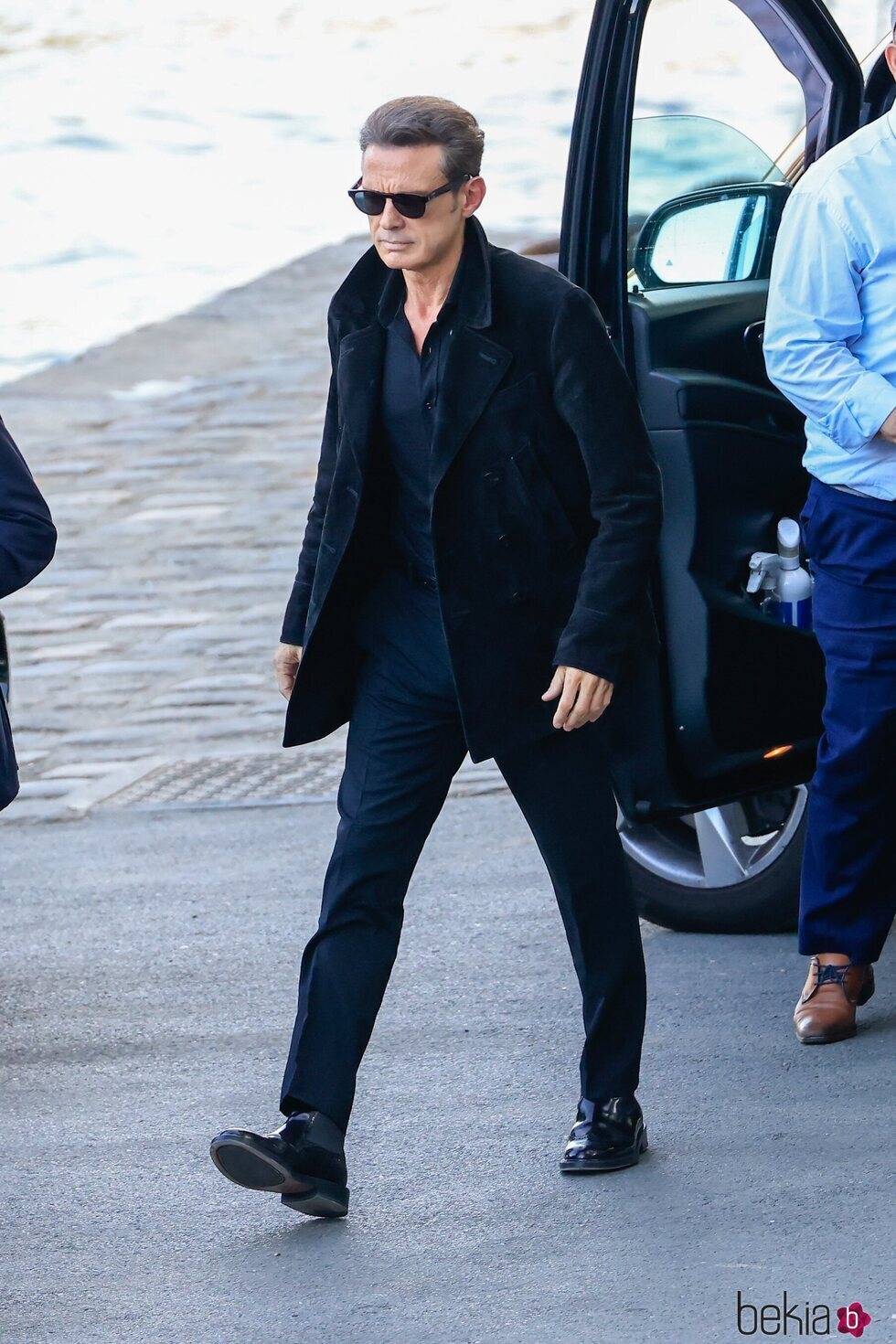 Luis Miguel saliendo del coche en París