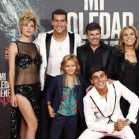 Mario Casas con toda su familia en el estreno de su película 'Mi soledad tiene alas' en Madrid