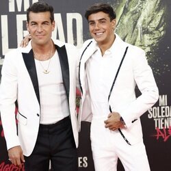 Mario Casas y Óscar Casas en el estreno de su película 'Mi soledad tiene alas' en Madrid