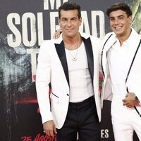 Mario Casas y Óscar Casas en el estreno de su película 'Mi soledad tiene alas' en Madrid