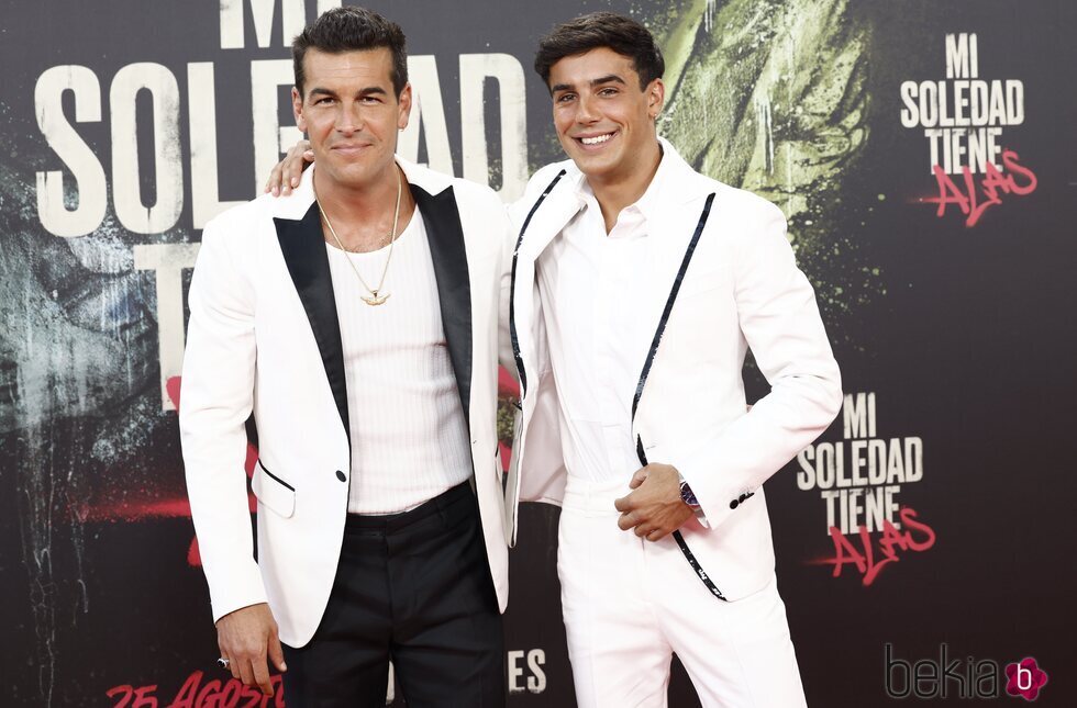 Mario Casas y Óscar Casas en el estreno de su película 'Mi soledad tiene alas' en Madrid