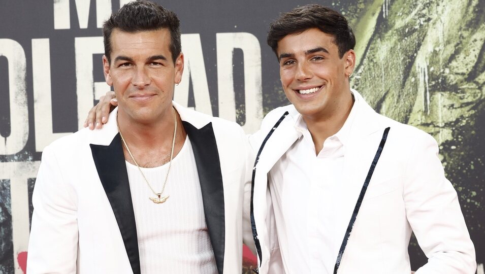 Mario Casas y Óscar Casas en el estreno de su película 'Mi soledad tiene alas' en Madrid