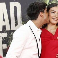 Óscar Casas, muy cariñoso con Candela González en el estreno de la película 'Mi soledad tiene alas' en Madrid