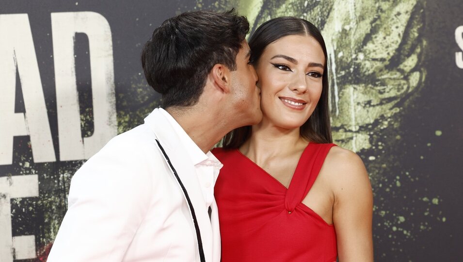 Óscar Casas, muy cariñoso con Candela González en el estreno de la película 'Mi soledad tiene alas' en Madrid