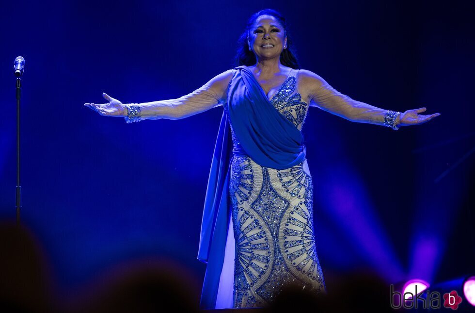 Isabel Pantoja, con los brazos extendidos en su concierto en Las Palmas de Gran Canaria