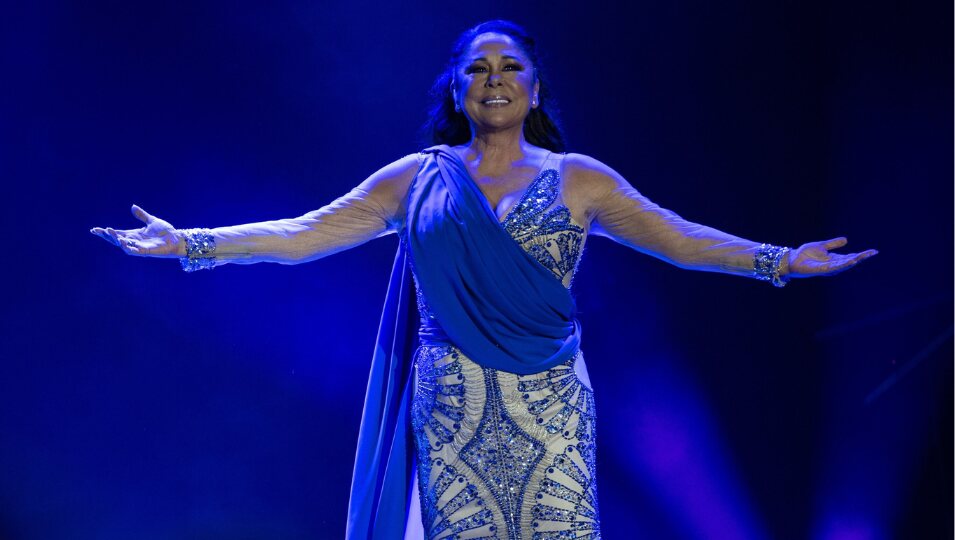 Isabel Pantoja, con los brazos extendidos en su concierto en Las Palmas de Gran Canaria