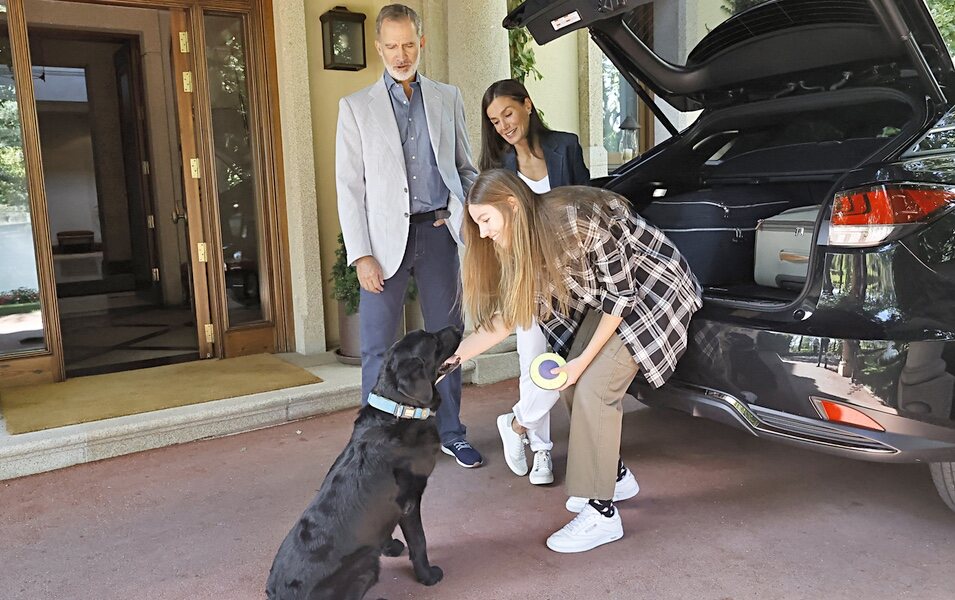 La Infanta Sofía se despide de su perro junto a los Reyes Felipe y Letizia antes de marchar a Gales