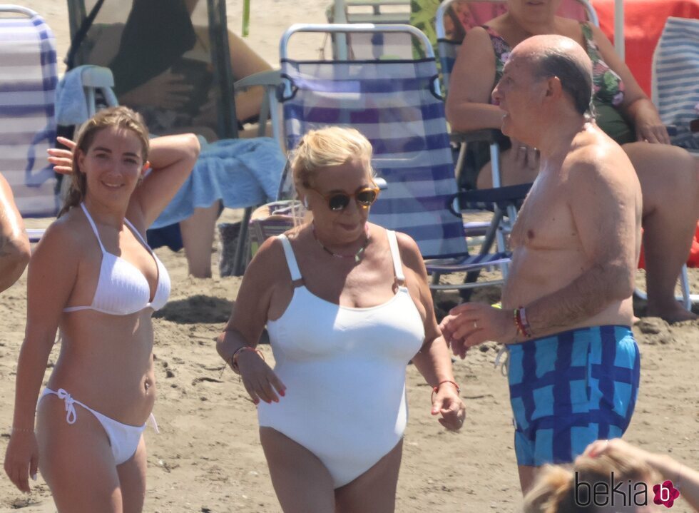 Carmen Borrego con su hija y su marido en Marbella