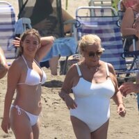 Carmen Borrego con su hija y su marido en Marbella