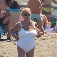 Carmen Borrego en la playa en Marbella