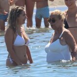 Carmen Borrego con su hija Carmen en una playa en Marbella