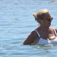 Carmen Borrego bañándose en el mar en una playa de Marbella