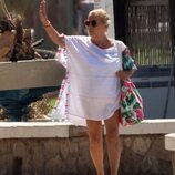 Carmen Borrego con atuendo playero en Marbella