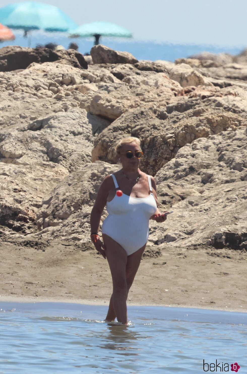 Carmen Borrego dando un paseo por la playa en Marbella