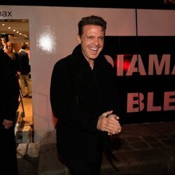 Luis Miguel posa sonriente en un evento en París