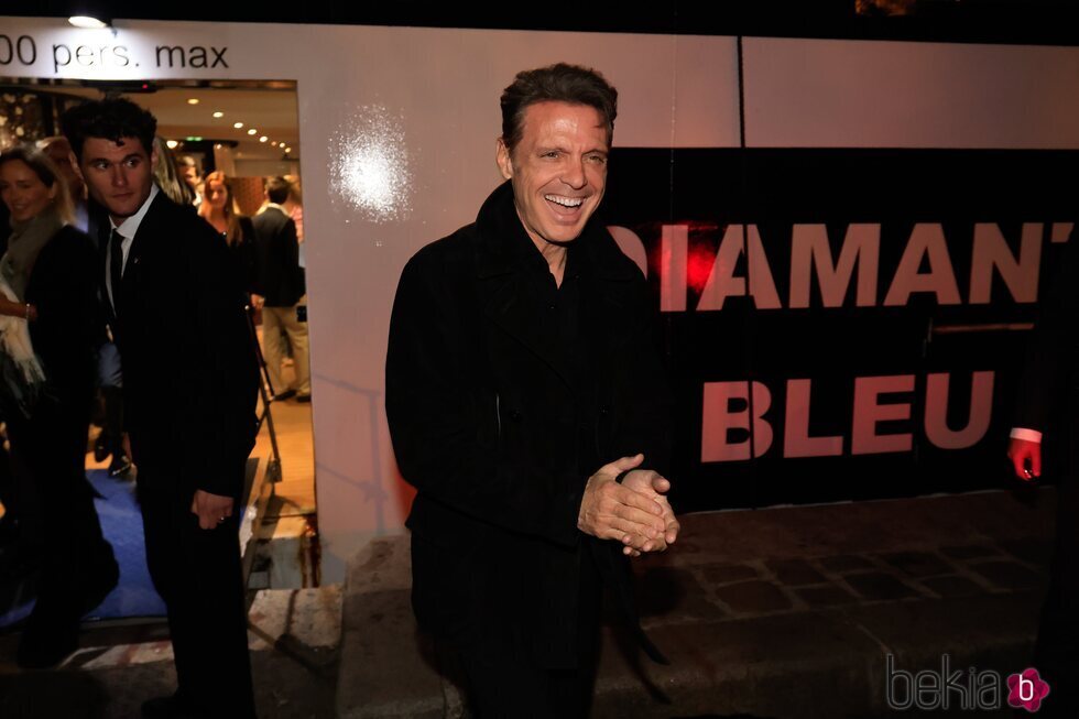 Luis Miguel posa sonriente en un evento en París