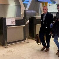 Rodolfo Sancho en el aeropuerto de Madrid camino a Tailandia