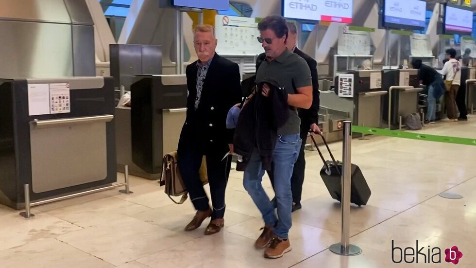 Rodolfo Sancho en el aeropuerto de Madrid camino a Tailandia