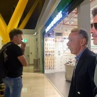 Rodolfo Sancho llega al aeropuerto de Madrid para viajar a Tailandia