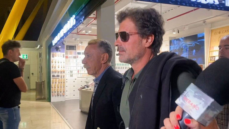 Rodolfo Sancho llega al aeropuerto de Madrid para viajar a Tailandia