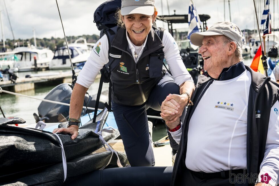 El Rey Juan Carlos I y su hija, la Infanta Elena, muy felices juntos en el Campeonato del Mundo de Vela