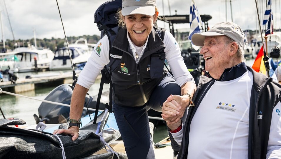 El Rey Juan Carlos I y su hija, la Infanta Elena, muy felices juntos en el Campeonato del Mundo de Vela