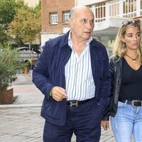 El marido y la hija de Carmen Borrego a su llegada al hospital por el ingreso de María Teresa Campos