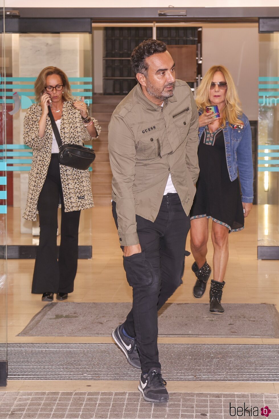 Rocío Carrasco, Fidel Albiac y Belén Rodríguez saliendo de visitar a María Teresa Campos en el hospital