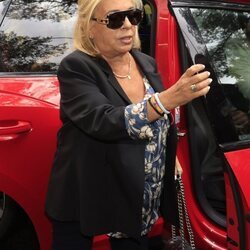 Carmen Borrego llegando por segundo día al hospital para estar con María Teresa Campos