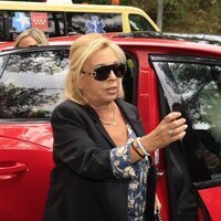 Carmen Borrego llegando por segundo día al hospital para estar con María Teresa Campos