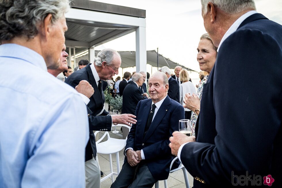 El Rey Juan Carlos y la Infanta Elena en la gala inaugural del Six Metre World en Wight