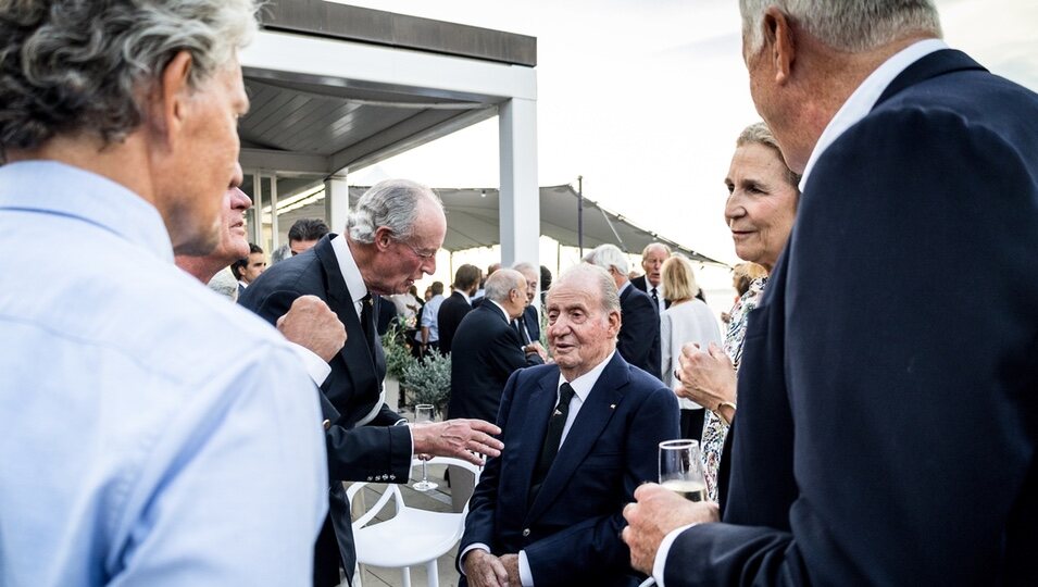 El Rey Juan Carlos y la Infanta Elena en la gala inaugural del Six Metre World en Wight