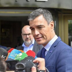 Pedro Sánchez atiende a los medios a las puertas del tanatorio de María Teresa Campos