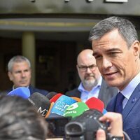 Pedro Sánchez atiende a los medios a las puertas del tanatorio de María Teresa Campos